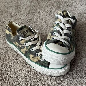 Converse Camo Low-Top Sneakers in Green and Tan Size M3/W5